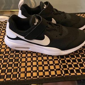 Used Nike Air tennis shoes  color black and white  size 1.5